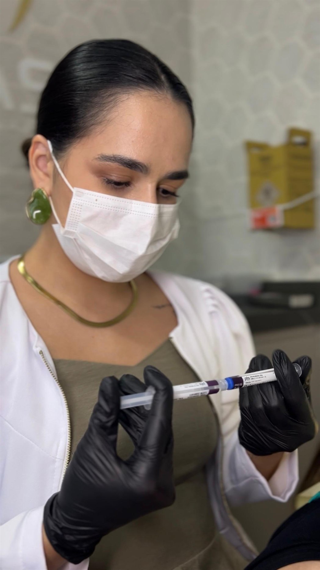 Dra. Thainara manipulando material odontológico